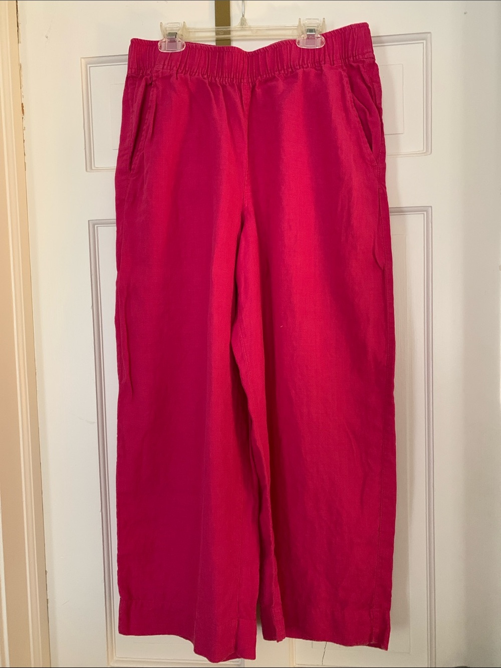 Tahari 100% linen, wide leg capri in brilliant pink 🤩 
Size Medium